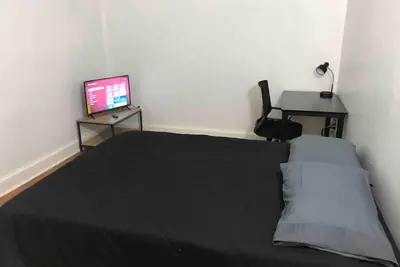 Image de Spacious 2 bedroom apartment with 1 bathroom and private street entrance