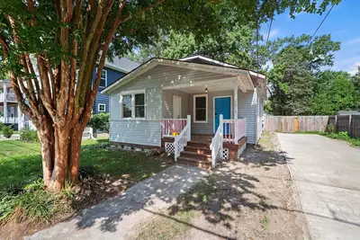 Buckroe Beach Stay with 4 Bedrooms, 6 Beds!