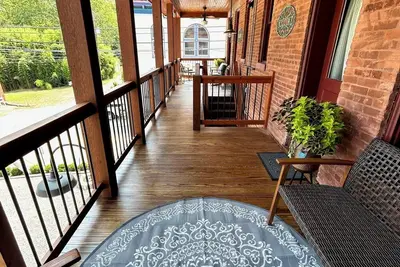 Image de Millionaire Row, Spacious 3-bedroom apartment with WiFi, in charming Bramwell.