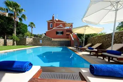 Image de 4-Bedroom Villa with Private Pool & Stunning View