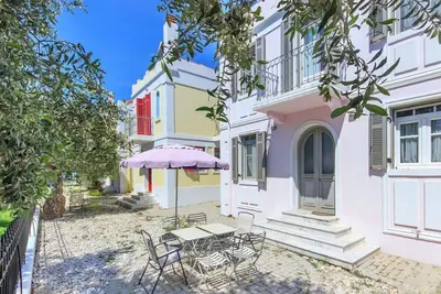 Image de Charming 3-Bedroom Villa with Balcony & Sea Views