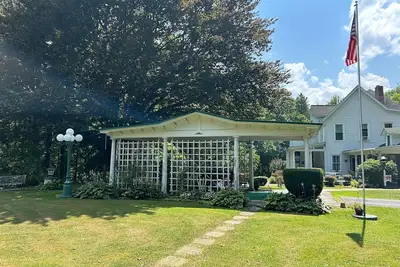 Image de The Powerhouse Mansion is a Beautiful 9-bedroom estate in Maybeury with Ac, WiFi