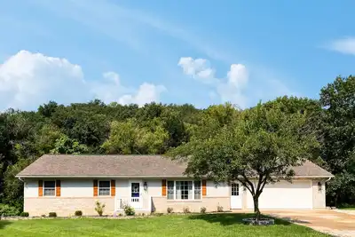 Image de 3 Bedroom Decorah Home - backing up to the bluffs & stream