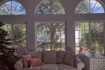 Image de Peaceful and Romantic Retreat or Family Gatherings. Walk to Shops & Breweries.