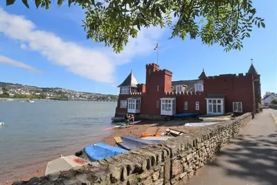 Image de 2 bed wing On the beach in historic building. Quaint level seaside village.