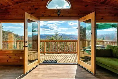 Image de Stunning Mountain Views! Camp Theme! Theater/Game Room & Fireplaces + Hot Tub