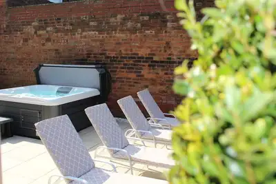 Image de Home In The Heart of Lincoln + Hot Tub + Parking