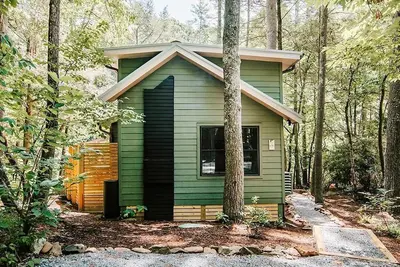 Image de Serene 2br Riverfront Modern Retreat | Hot Tub