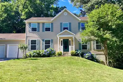 Image de Wooded Hillside Retreat in Waldorf, Md - Top 10% and Guest favorite elsewhere