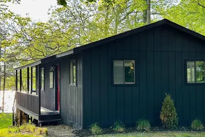 Image de Ruby's Red Door Retreat on Swenson Lake welcomes you to serenity