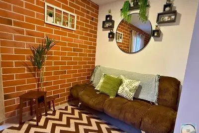 Image de Central Location, Secure, Vibrant Night Life!