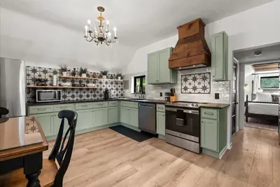 Image de Downtown Holly 2 Bed 2 Bath Newly Renovated Second Story Unit!