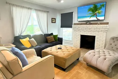 Image de Coastal Bungalow by the Marina Downtown!