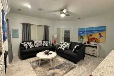 Image de Cozy 3-bed condo in walking distance less than half mile to beach