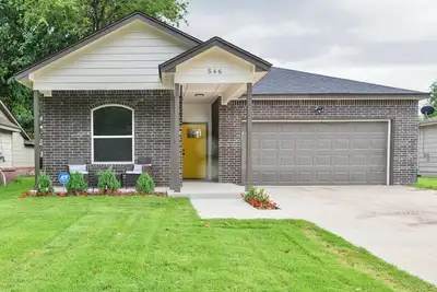 Image de Urban Serenity: 2 Minutes from Downtown