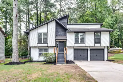 Image de Lux 4br Retreat: 86\" Smart Tv, 3bt, Deck & Grill in Alpharetta