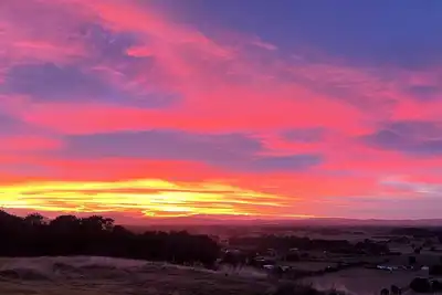 Image de Spacious and inviting 1 bedroom unit with amazing sunrise views.