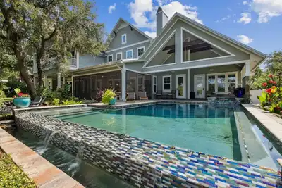 Image de The Castle: Riverfront, Pool, hot tub, Full outdoor kitchen, deep water doc, gas fire pit & more!
