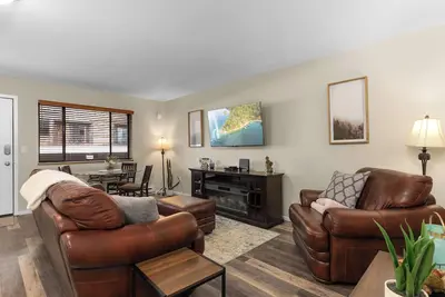 Image de Perfectly located 2 bedroom condo - one block from downtown shops and restaurants!