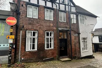 Image de Stay in History: 13th-Century Gem in Shrewsbury's Heart!