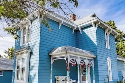 Image de Charming BLue victorian home located blocks away from historical Route 66