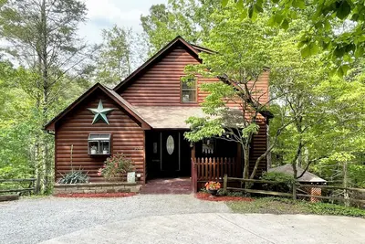 Image de Privacy Galore! ! ! Spacious 2-Br cabin, Hot tub, WiFi, Ac, equipped kitchen
