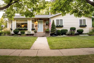 Image de Cozy 4-bedroom house in charming Logan. 5-min walk to Usu & Lundstrum Park.