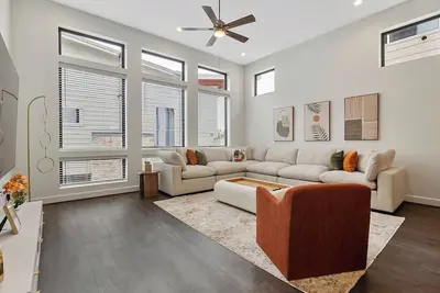 Image de 7br/7ba Luxury Houston Home w/ Full Skyline View!