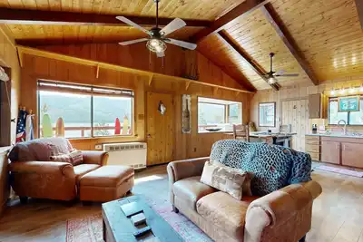 Image de Charming cabin w/ lakefront views, gas grill, dog-friendly