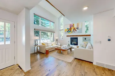 Image de Charming Townhome near bus stop: deck, grill, Washer\/Dryer