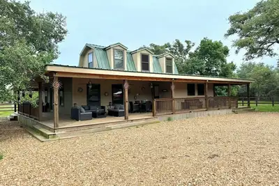 Image de Charming 5-bedroom farmhouse in Rock Island with WiFi, Ac, lake front