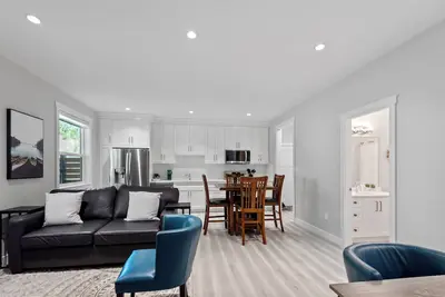 Image de New and spacious suite close to town, attractions and hospital