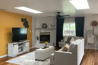 Image de Charming 4-bedroom house in Peralta. Sit outside and enjoy the beautiful Sunset