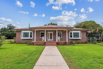 Image de East Hill Charming Family Home- Huge Lot-Fully Updated-Brand New Gourmet Kitchen