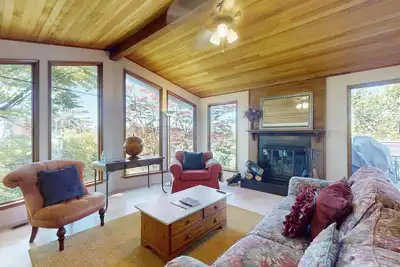Image de Golf-course-view house with deck, fireplace, grill - near ferry