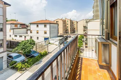Image de Cozy apartment of 85 sqm located on the third floor (steps to access), can accommodate up to 6 people. The accommodation is conveniently located: just 4. 5 km from Venice airport and with only 16 minutes (bus) you can reach Venice; area served by the