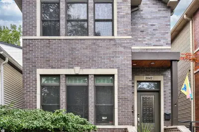 Image de Entire Home in Historic Logan Square with private backyard, parking available.