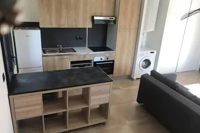 Image de Appartement Confortable avec Terrasse de 45 m² – Proche Mer et Rivières 🏖️