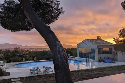 Image de Superbe villa avec vue féerique sur Marseille. Piscine, grand jardin, calme.