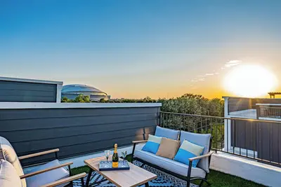 Luxury Stay | Short Walk to At&T | Free Parking