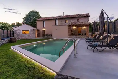 Image de Maison de vacances Bazgalji pour 7 - 9 personnes avec 4 chambres à coucher - Maison mitoyenne