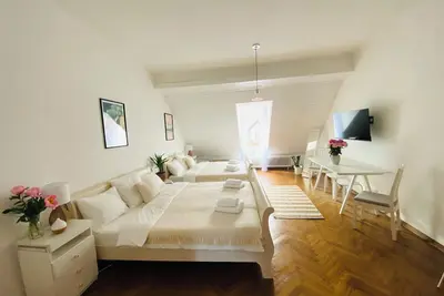 Image de 18th-century townhouse offers ample space and is centrally located in Ljubljana,