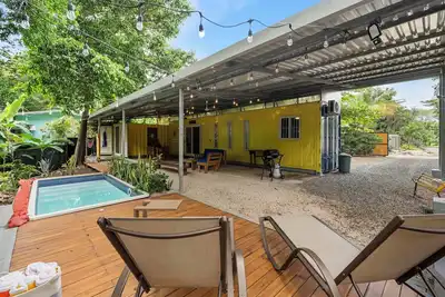Image de Unique Container Home with Private Pool and Deck