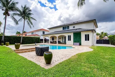 Image de Luxury Tropical Living - 4br w Backyard Pool Oasis