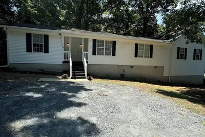 Image de Lake Tobo Bungalow-Charming 3-bedroom house in beautiful Macon next to the lake!