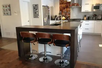 Image de Large modern house with open concept, a/c, heated swimming pool, large garden.