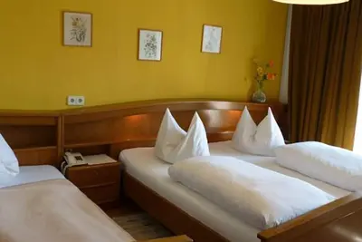 Triple room with balcony and lake view - Hotel-Pension Brönimann