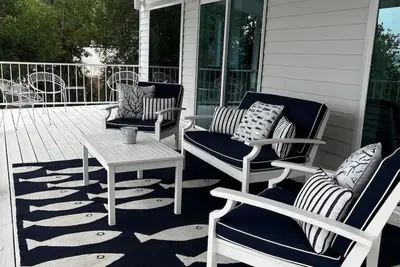 Image de Burma Blue is for you! This Pk house getaway impresses & close to Rocker B!