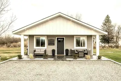 Image de Modern cabin with King Bed, full kitchen and laundry.