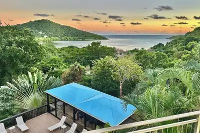 Image de Crystal Shores Estate, Beautiful Island Estate Overlooking Fish Bay w/ Large Saltwater Pool